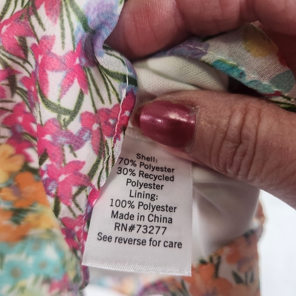 SO short sleeve V-neck floral spring top with flutter sleeves & peplum hem Small - Picture 3 of 7